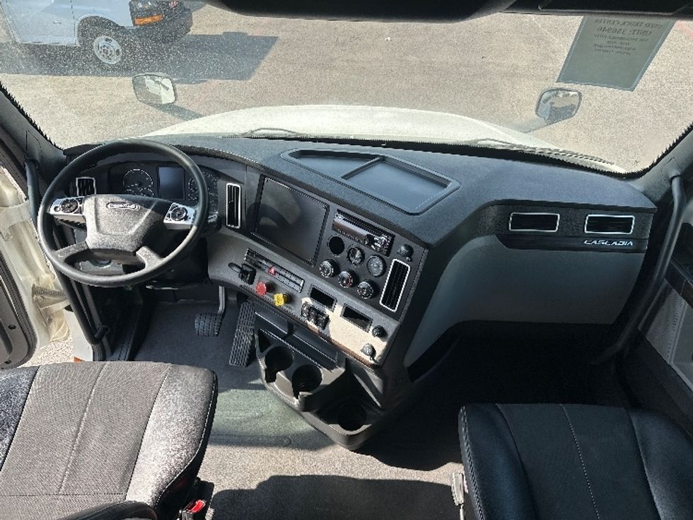 Sleeper Tractor-Heavy Duty Tractors-Freightliner-2020-T12664ST-Dallas-TX-583,418\n\t\tmiles-$ 61,000 - Image 12