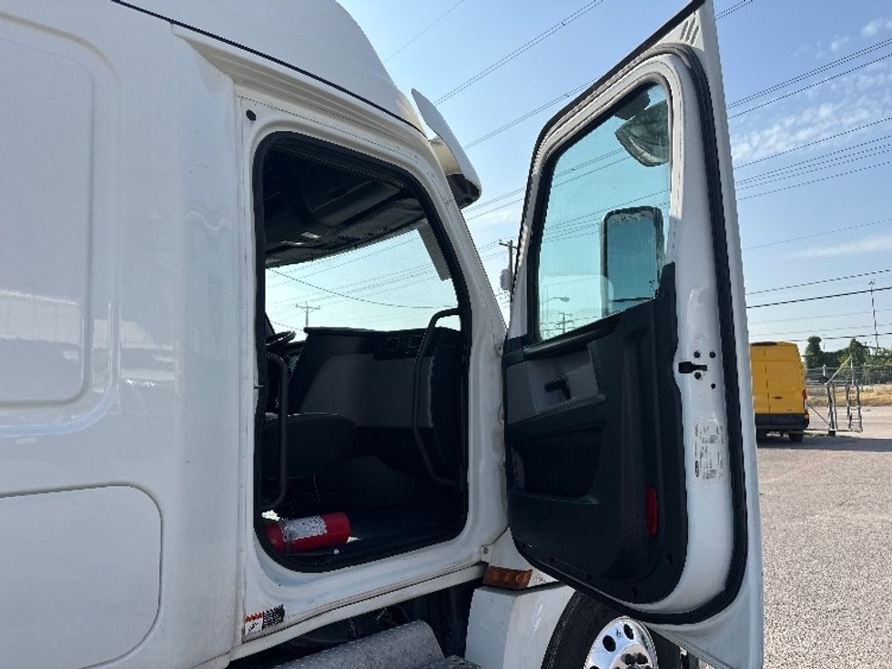 Sleeper Tractor-Heavy Duty Tractors-Freightliner-2020-T12664ST-Dallas-TX-583,418\n\t\tmiles-$ 61,000 - Image 13