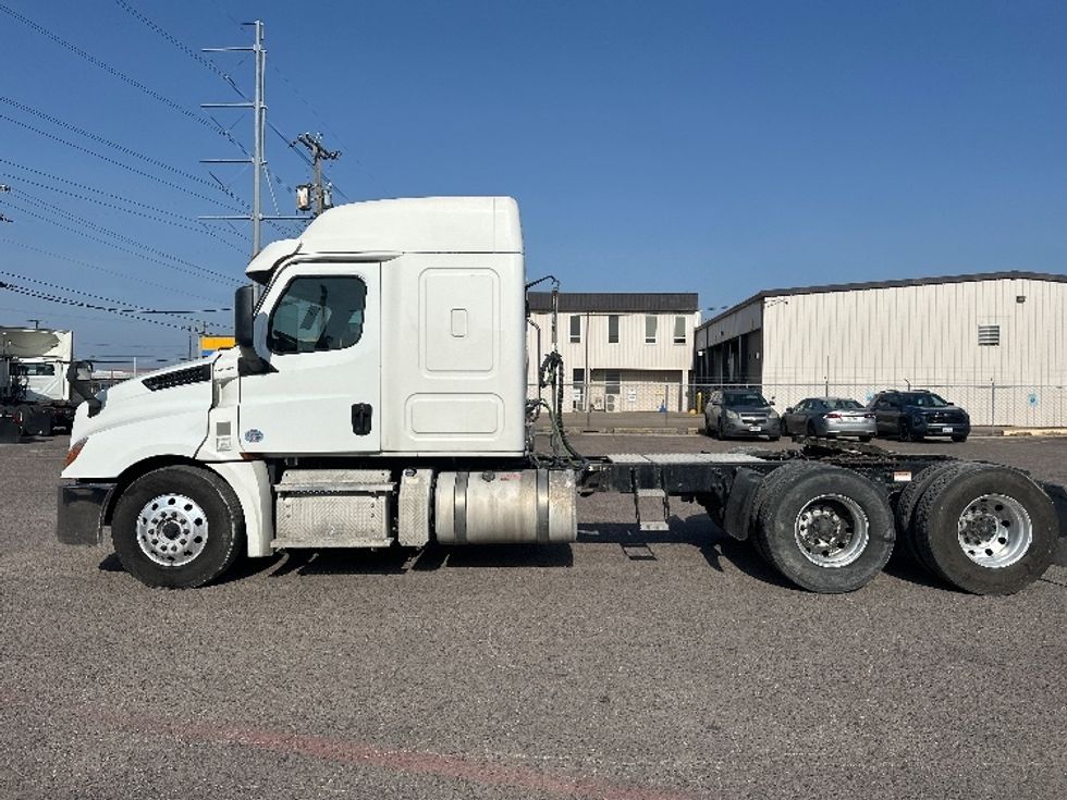Sleeper Tractor-Heavy Duty Tractors-Freightliner-2020-T12664ST-Dallas-TX-583,418\n\t\tmiles-$ 61,000 - Image 4