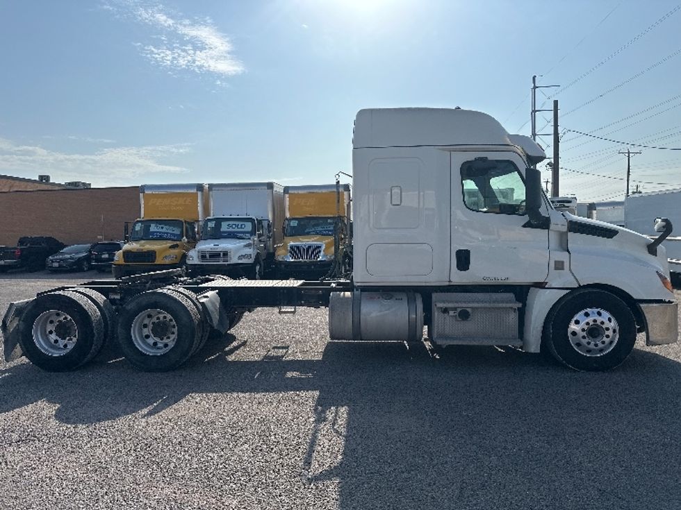 Sleeper Tractor-Heavy Duty Tractors-Freightliner-2020-T12664ST-Dallas-TX-583,418\n\t\tmiles-$ 61,000 - Image 8