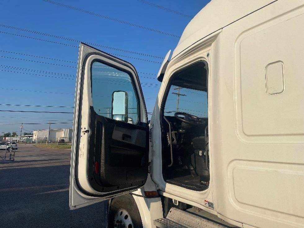 Sleeper Tractor-Heavy Duty Tractors-Freightliner-2020-T12664ST-Dallas-TX-583,418\n\t\tmiles-$ 61,000 - Image 9