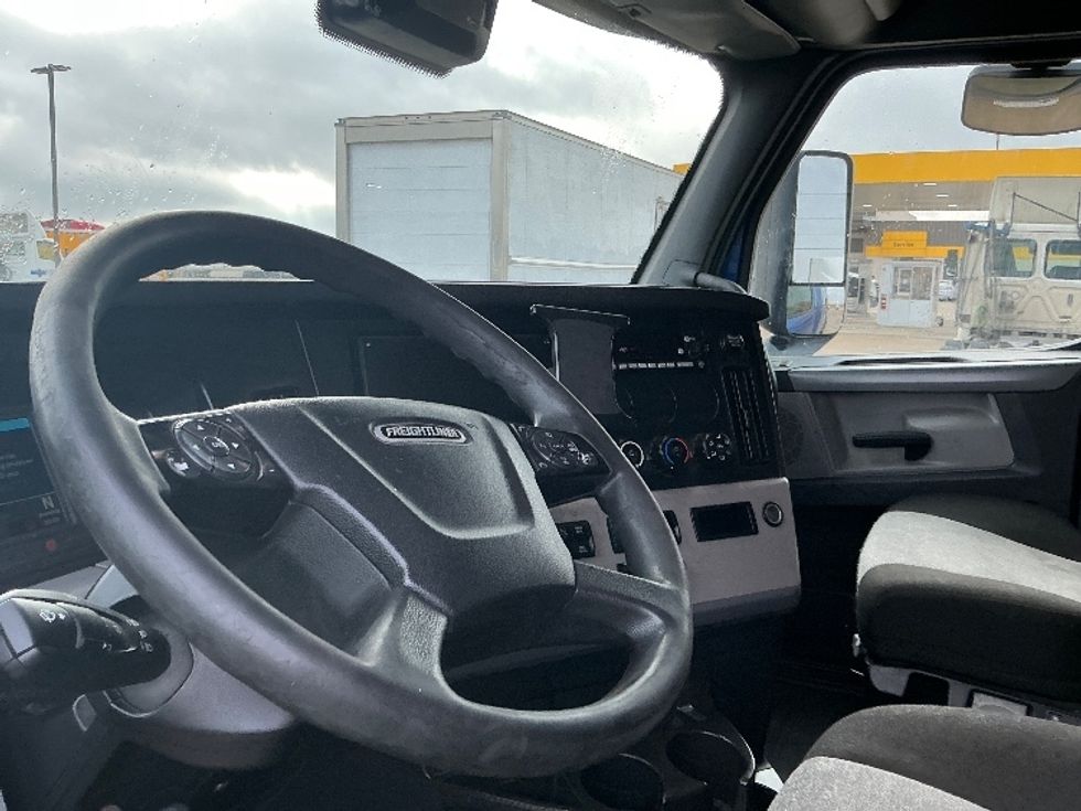 Sleeper Tractor-Heavy Duty Tractors-Freightliner-2020-T12664ST-Dallas-TX-609,100\n\t\tmiles-$ 54,750 - Image 10