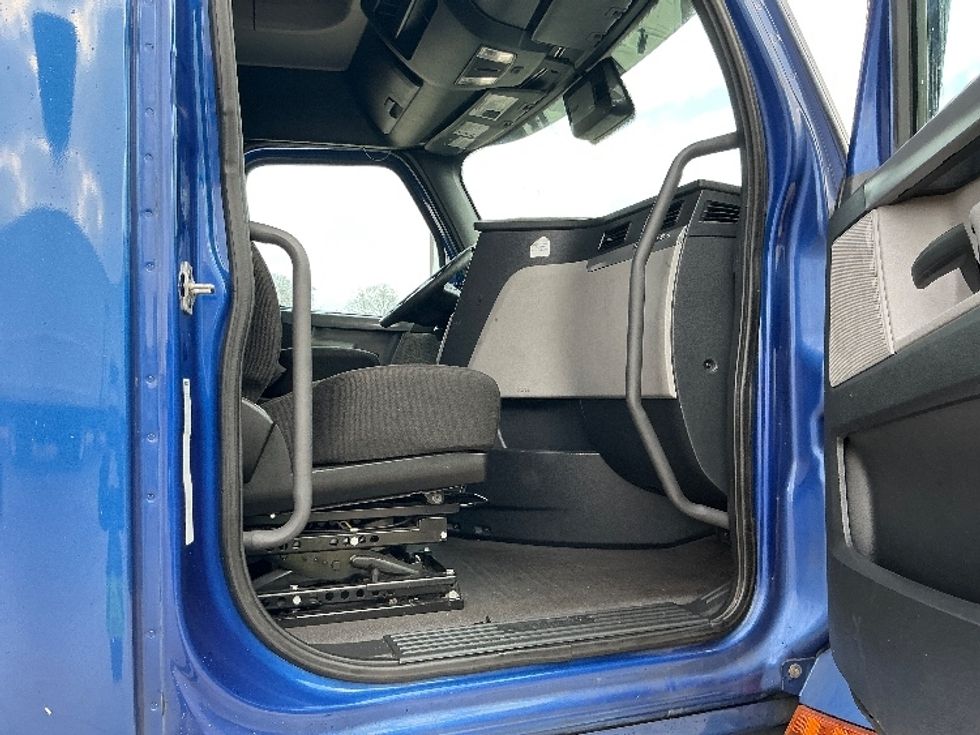 Sleeper Tractor-Heavy Duty Tractors-Freightliner-2020-T12664ST-Dallas-TX-609,100\n\t\tmiles-$ 54,750 - Image 13