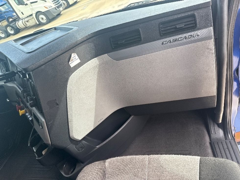 Sleeper Tractor-Heavy Duty Tractors-Freightliner-2020-T12664ST-Dallas-TX-609,100\n\t\tmiles-$ 54,750 - Image 14