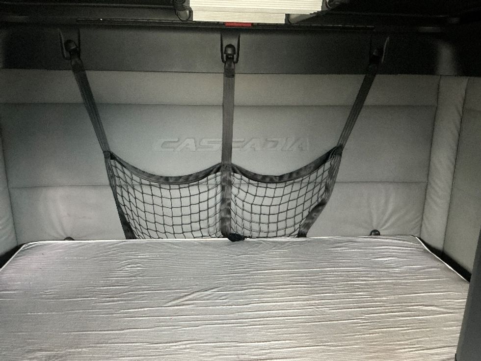 Sleeper Tractor-Heavy Duty Tractors-Freightliner-2020-T12664ST-Dallas-TX-609,100\n\t\tmiles-$ 54,750 - Image 16