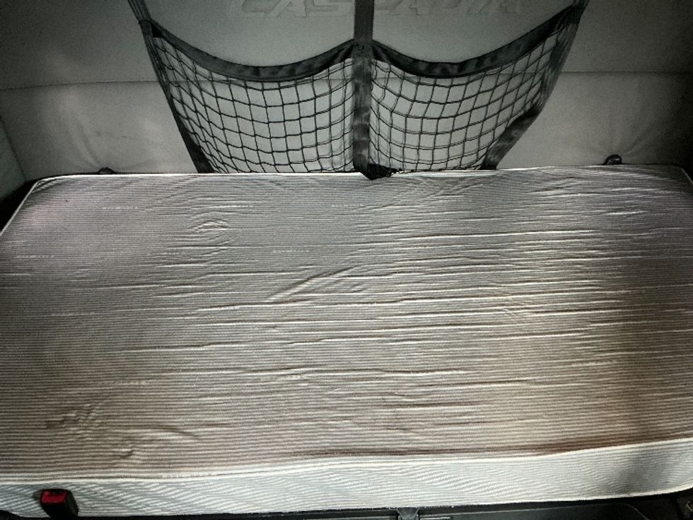 Sleeper Tractor-Heavy Duty Tractors-Freightliner-2020-T12664ST-Dallas-TX-609,100\n\t\tmiles-$ 54,750 - Image 17