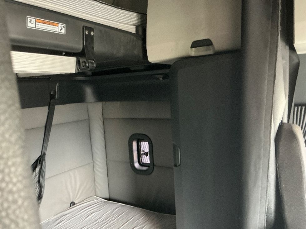 Sleeper Tractor-Heavy Duty Tractors-Freightliner-2020-T12664ST-Dallas-TX-609,100\n\t\tmiles-$ 54,750 - Image 18