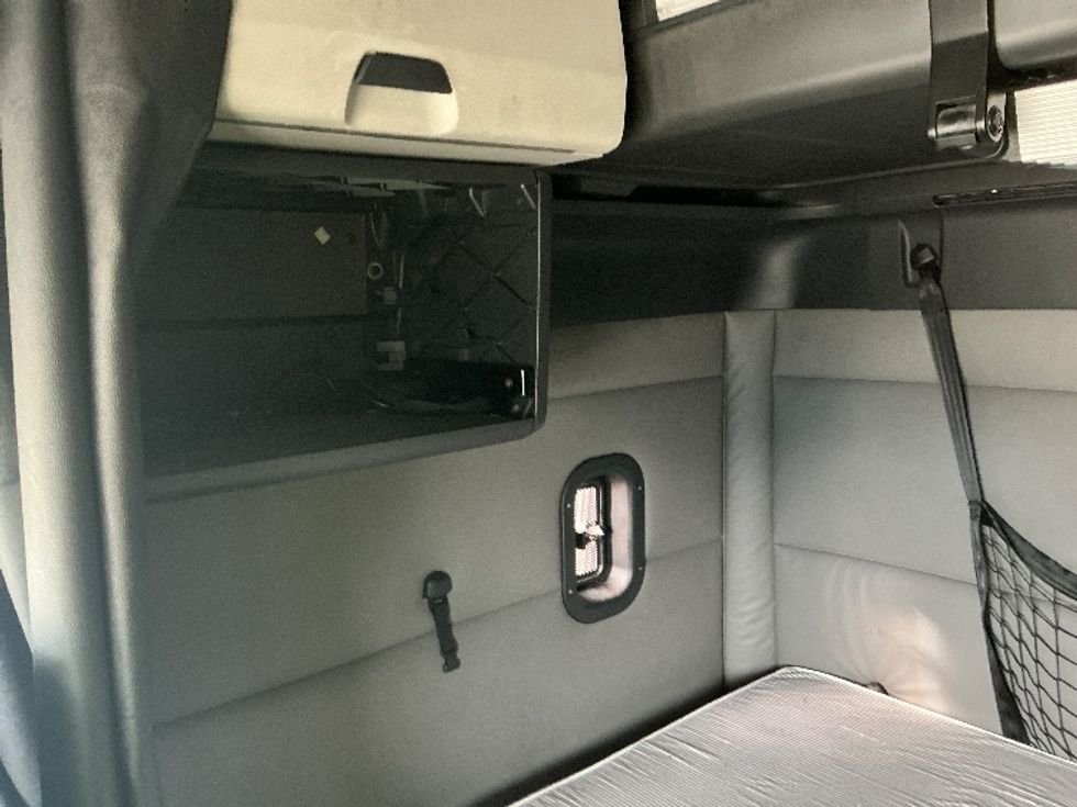 Sleeper Tractor-Heavy Duty Tractors-Freightliner-2020-T12664ST-Dallas-TX-609,100\n\t\tmiles-$ 54,750 - Image 19