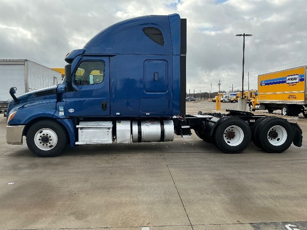 Sleeper Tractor-Heavy Duty Tractors-Freightliner-2020-T12664ST-Dallas-TX-609,100\n\t\tmiles-$ 54,750 - Image 4