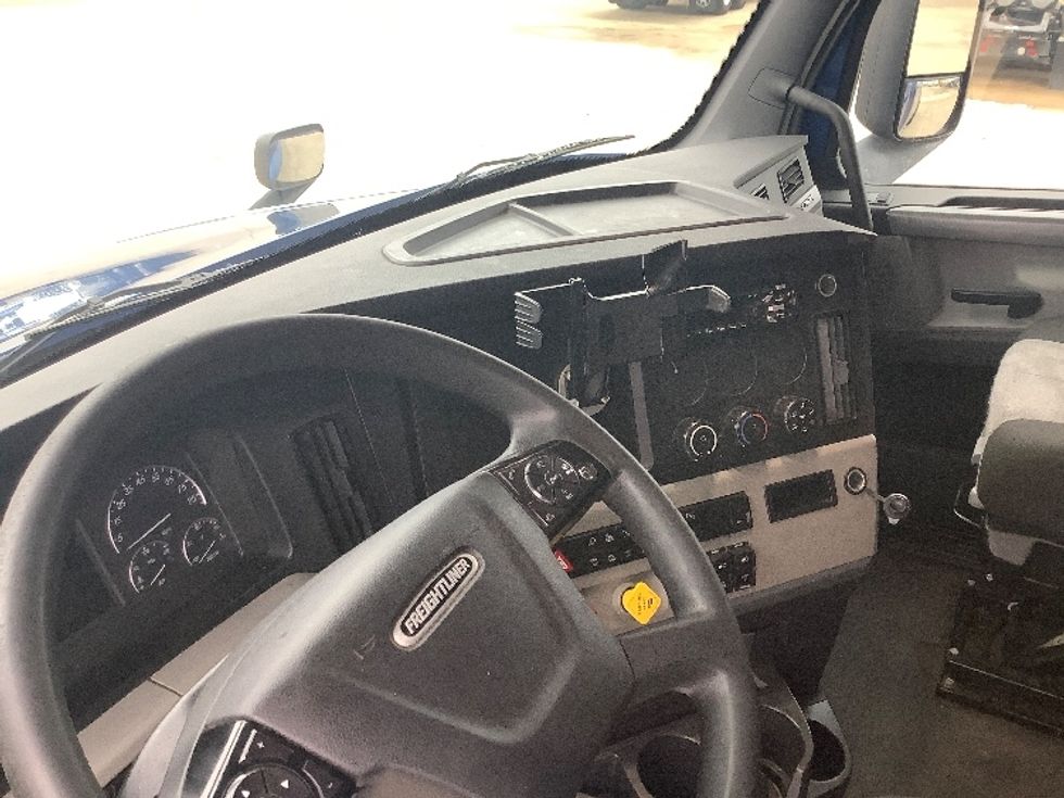 Sleeper Tractor-Heavy Duty Tractors-Freightliner-2020-T12664ST-Dallas-TX-620,891\n\t\tmiles-$ 60,000 - Image 10