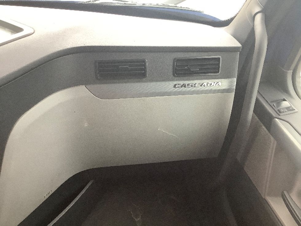 Sleeper Tractor-Heavy Duty Tractors-Freightliner-2020-T12664ST-Dallas-TX-620,891\n\t\tmiles-$ 60,000 - Image 14