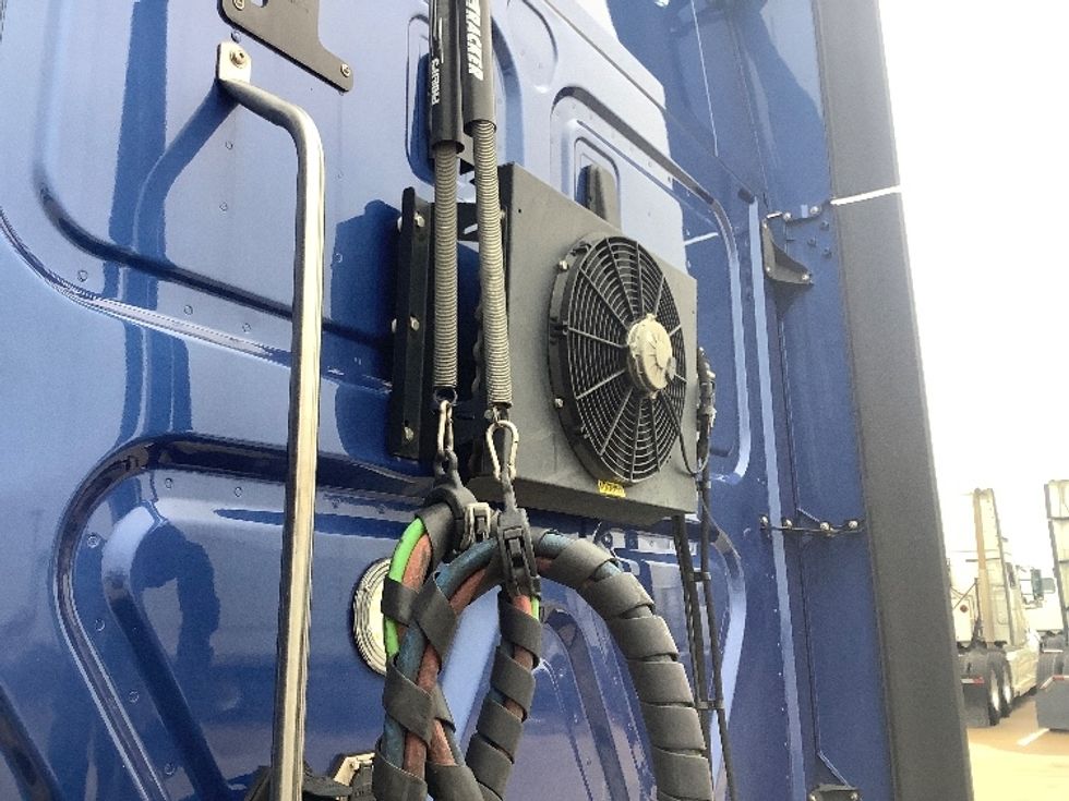 Sleeper Tractor-Heavy Duty Tractors-Freightliner-2020-T12664ST-Dallas-TX-620,891\n\t\tmiles-$ 60,000 - Image 21