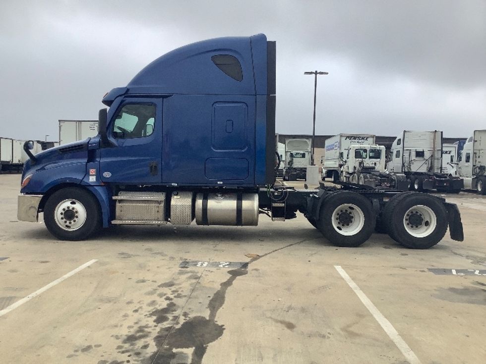 Sleeper Tractor-Heavy Duty Tractors-Freightliner-2020-T12664ST-Dallas-TX-620,891\n\t\tmiles-$ 60,000 - Image 4
