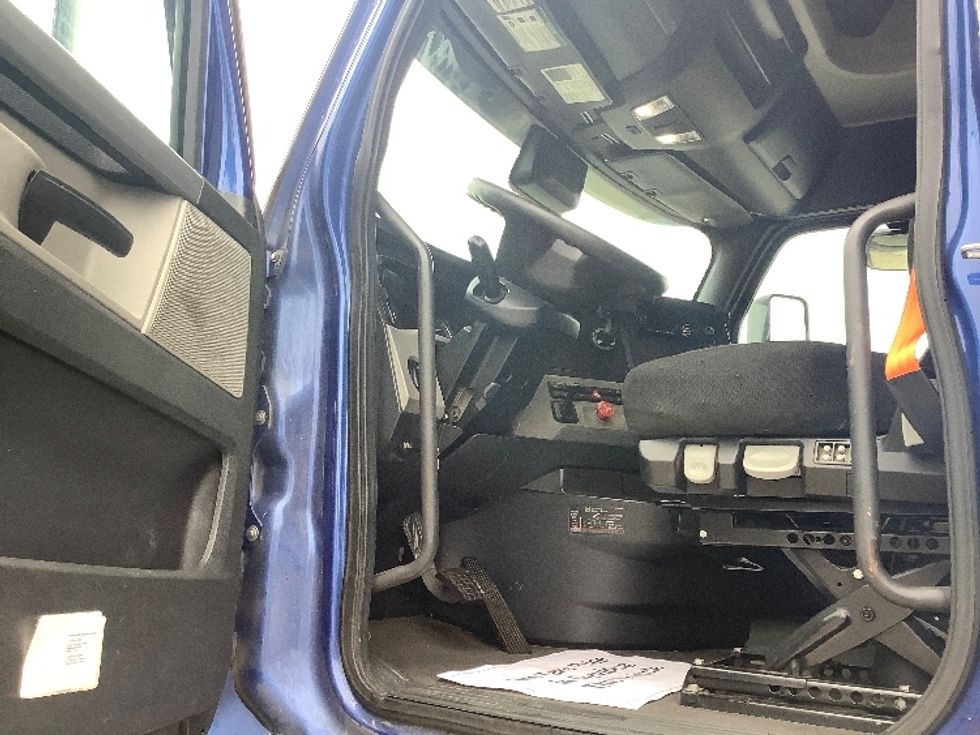 Sleeper Tractor-Heavy Duty Tractors-Freightliner-2020-T12664ST-Dallas-TX-620,891\n\t\tmiles-$ 60,000 - Image 9