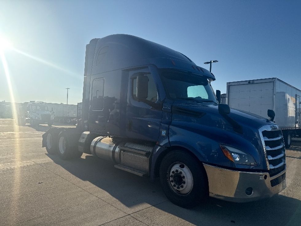 Sleeper Tractor-Heavy Duty Tractors-Freightliner-2020-T12664ST-Dallas-TX-629,008\n\t\tmiles-$ 55,500 - Image 1