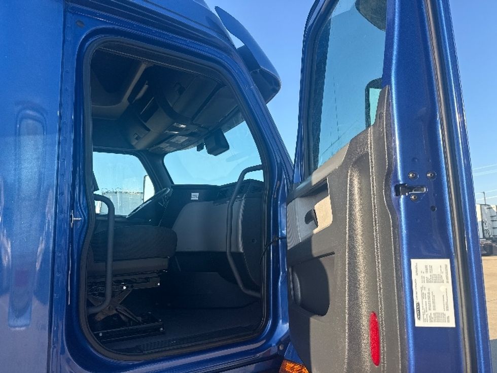 Sleeper Tractor-Heavy Duty Tractors-Freightliner-2020-T12664ST-Dallas-TX-629,008\n\t\tmiles-$ 55,500 - Image 13