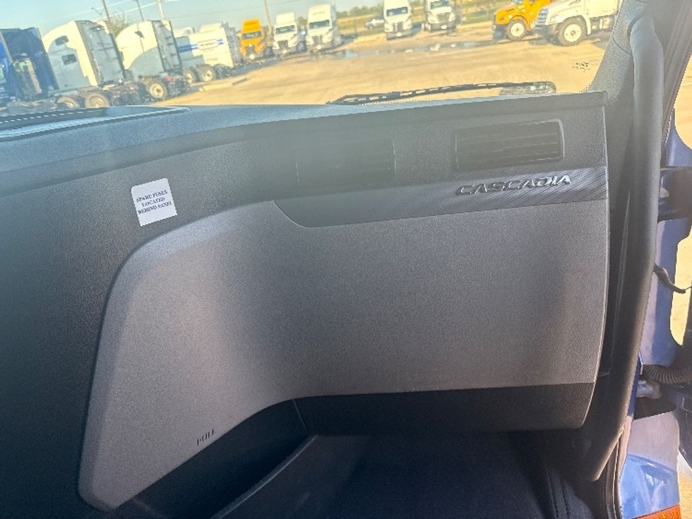 Sleeper Tractor-Heavy Duty Tractors-Freightliner-2020-T12664ST-Dallas-TX-629,008\n\t\tmiles-$ 55,500 - Image 14