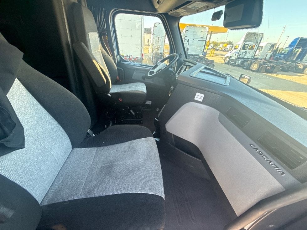 Sleeper Tractor-Heavy Duty Tractors-Freightliner-2020-T12664ST-Dallas-TX-629,008\n\t\tmiles-$ 55,500 - Image 15