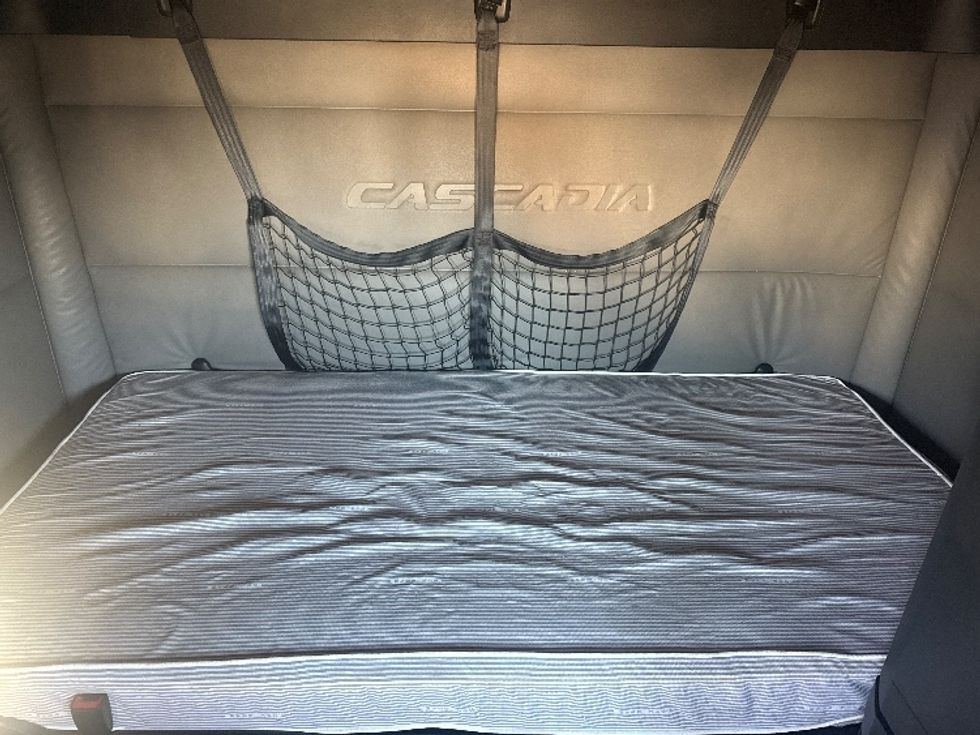 Sleeper Tractor-Heavy Duty Tractors-Freightliner-2020-T12664ST-Dallas-TX-629,008\n\t\tmiles-$ 55,500 - Image 16