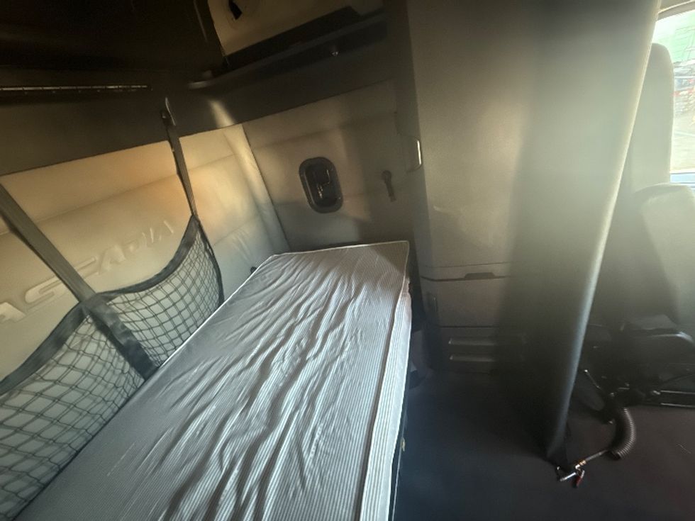 Sleeper Tractor-Heavy Duty Tractors-Freightliner-2020-T12664ST-Dallas-TX-629,008\n\t\tmiles-$ 55,500 - Image 17