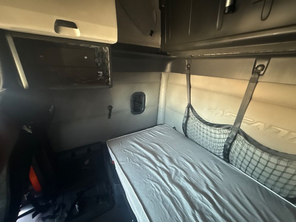 Sleeper Tractor-Heavy Duty Tractors-Freightliner-2020-T12664ST-Dallas-TX-629,008\n\t\tmiles-$ 55,500 - Image 18