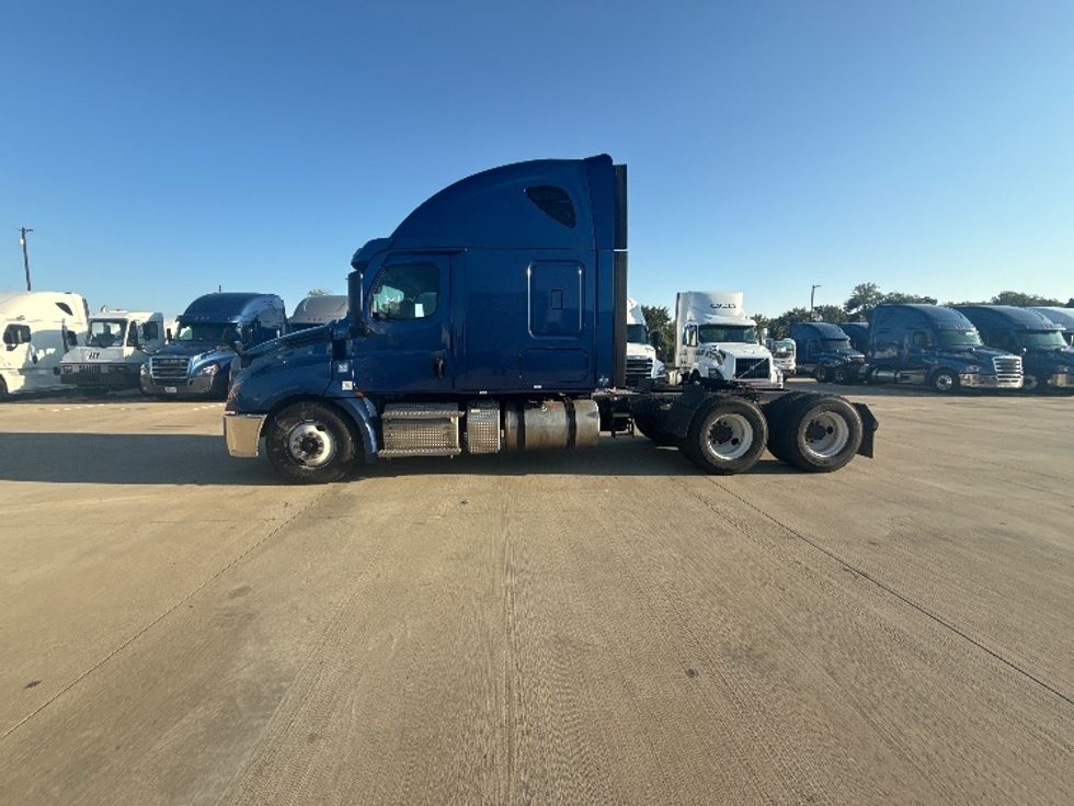 Sleeper Tractor-Heavy Duty Tractors-Freightliner-2020-T12664ST-Dallas-TX-629,008\n\t\tmiles-$ 55,500 - Image 4