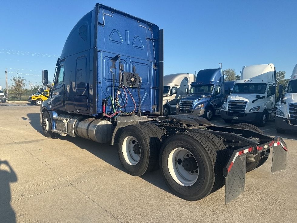 Sleeper Tractor-Heavy Duty Tractors-Freightliner-2020-T12664ST-Dallas-TX-629,008\n\t\tmiles-$ 55,500 - Image 5