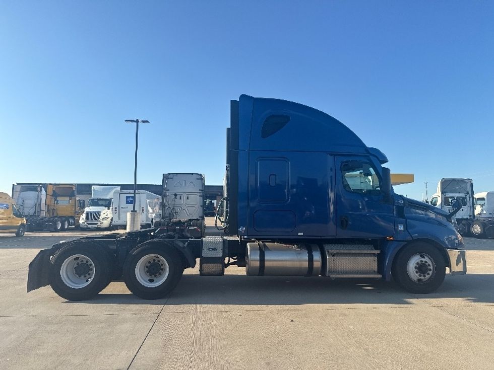 Sleeper Tractor-Heavy Duty Tractors-Freightliner-2020-T12664ST-Dallas-TX-629,008\n\t\tmiles-$ 55,500 - Image 8