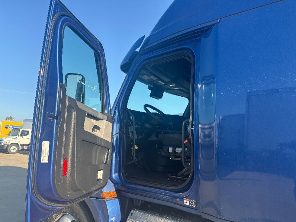 Sleeper Tractor-Heavy Duty Tractors-Freightliner-2020-T12664ST-Dallas-TX-629,008\n\t\tmiles-$ 55,500 - Image 9