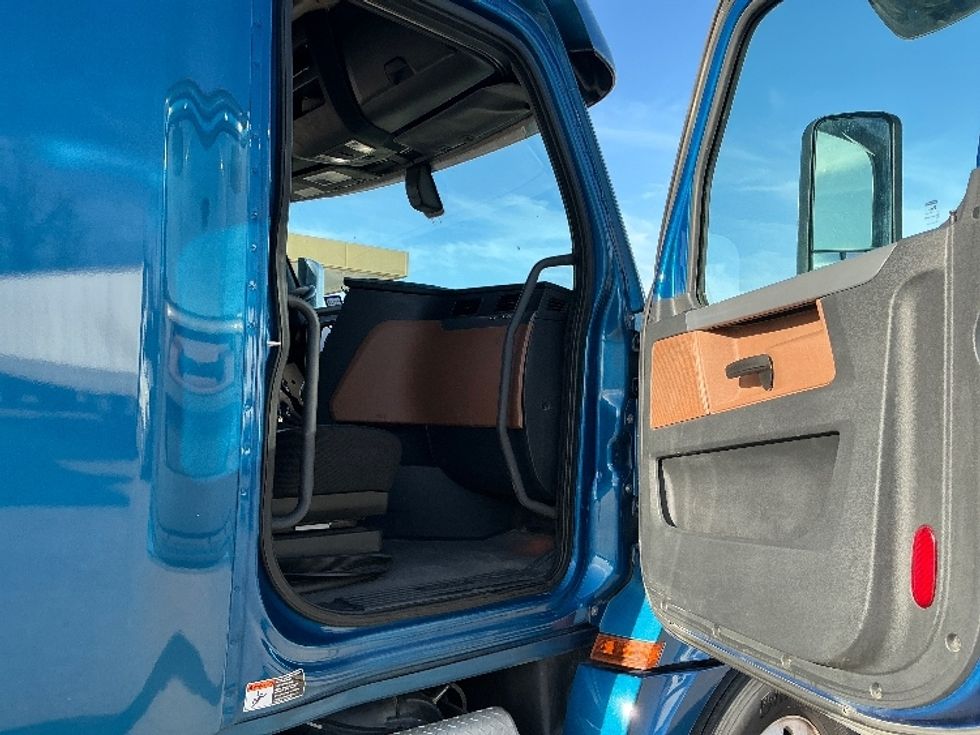 Sleeper Tractor-Heavy Duty Tractors-Freightliner-2020-T12664ST-Dallas-TX-629,720\n\t\tmiles-$ 53,250 - Image 13