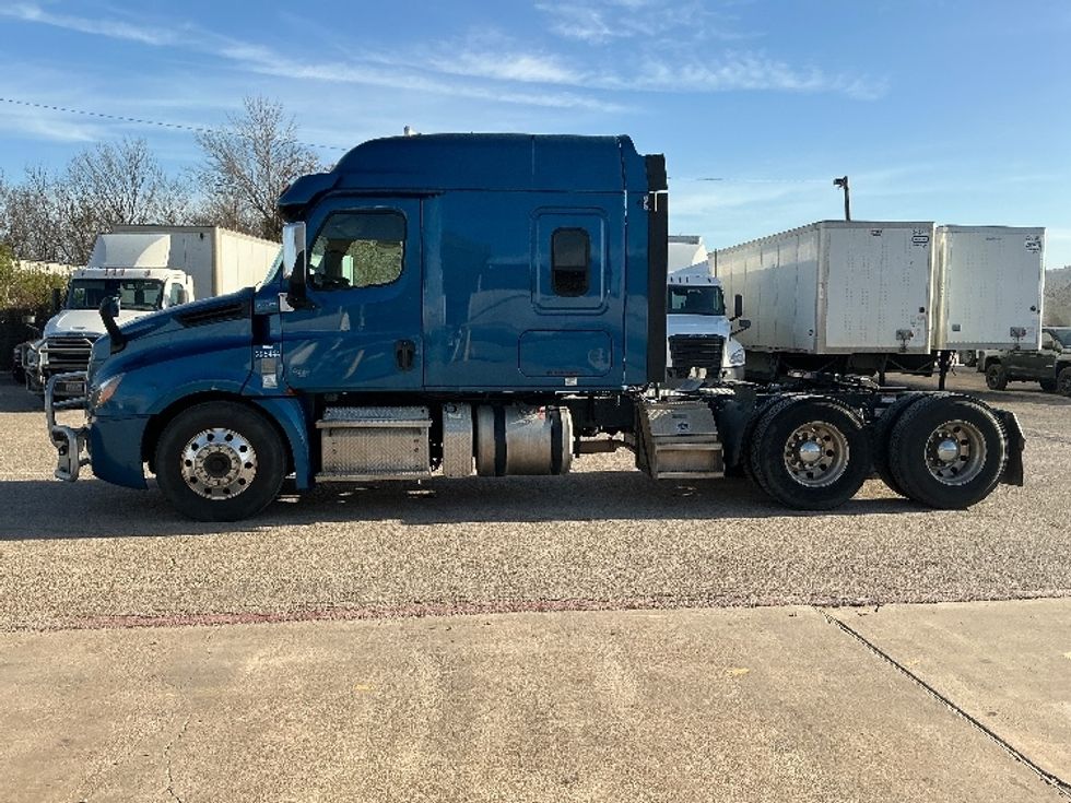 Sleeper Tractor-Heavy Duty Tractors-Freightliner-2020-T12664ST-Dallas-TX-629,720\n\t\tmiles-$ 53,250 - Image 4