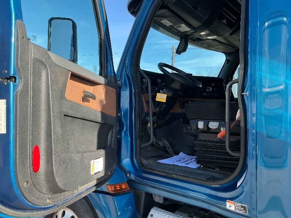 Sleeper Tractor-Heavy Duty Tractors-Freightliner-2020-T12664ST-Dallas-TX-629,720\n\t\tmiles-$ 53,250 - Image 9