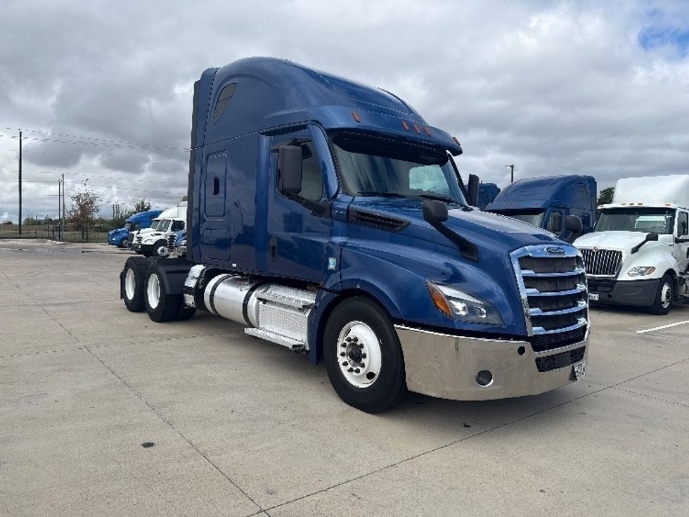 Sleeper Tractor-Heavy Duty Tractors-Freightliner-2020-T12664ST-Dallas-TX-642,432\n\t\tmiles-$ 52,750 - Image 1