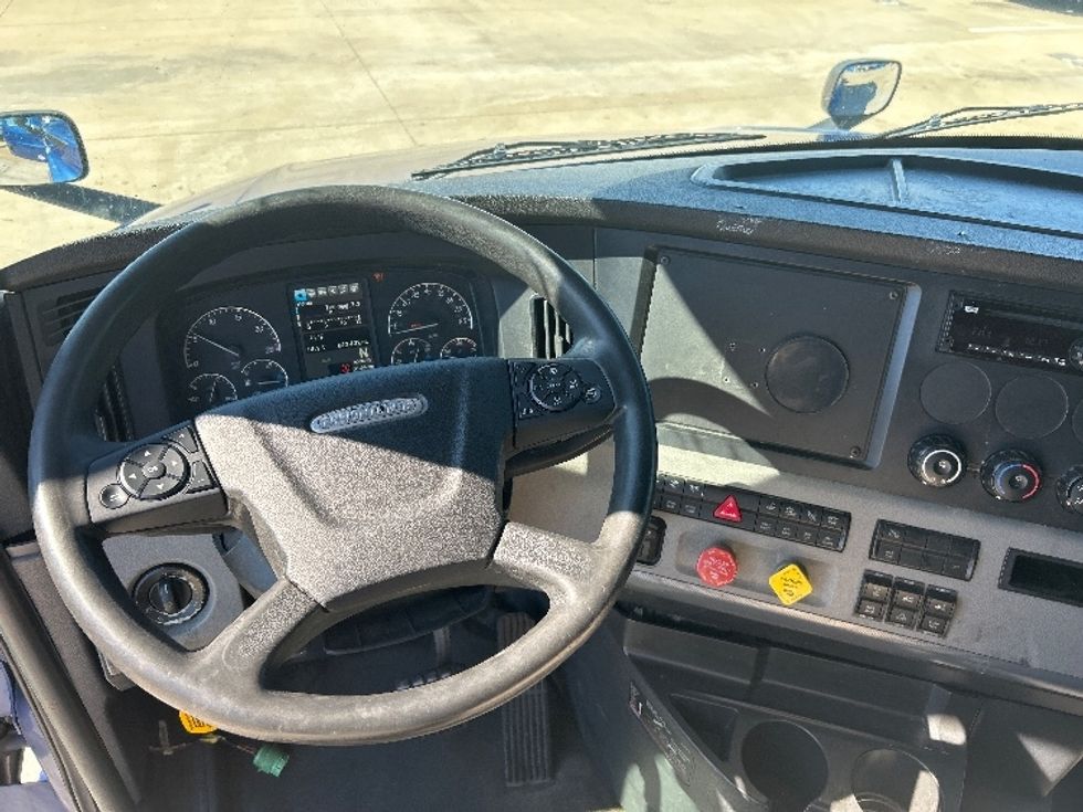 Sleeper Tractor-Heavy Duty Tractors-Freightliner-2020-T12664ST-Dallas-TX-642,432\n\t\tmiles-$ 52,750 - Image 11