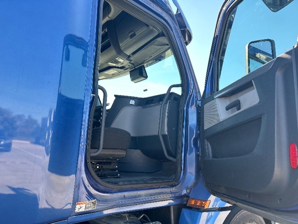 Sleeper Tractor-Heavy Duty Tractors-Freightliner-2020-T12664ST-Dallas-TX-642,432\n\t\tmiles-$ 52,750 - Image 13