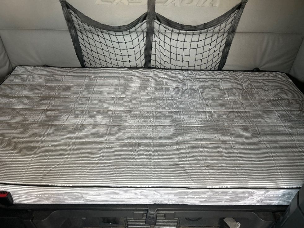 Sleeper Tractor-Heavy Duty Tractors-Freightliner-2020-T12664ST-Dallas-TX-642,432\n\t\tmiles-$ 52,750 - Image 16