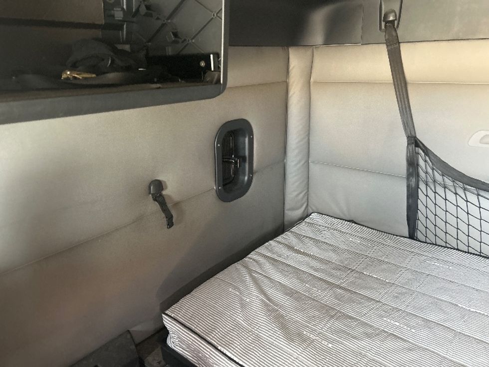 Sleeper Tractor-Heavy Duty Tractors-Freightliner-2020-T12664ST-Dallas-TX-642,432\n\t\tmiles-$ 52,750 - Image 19