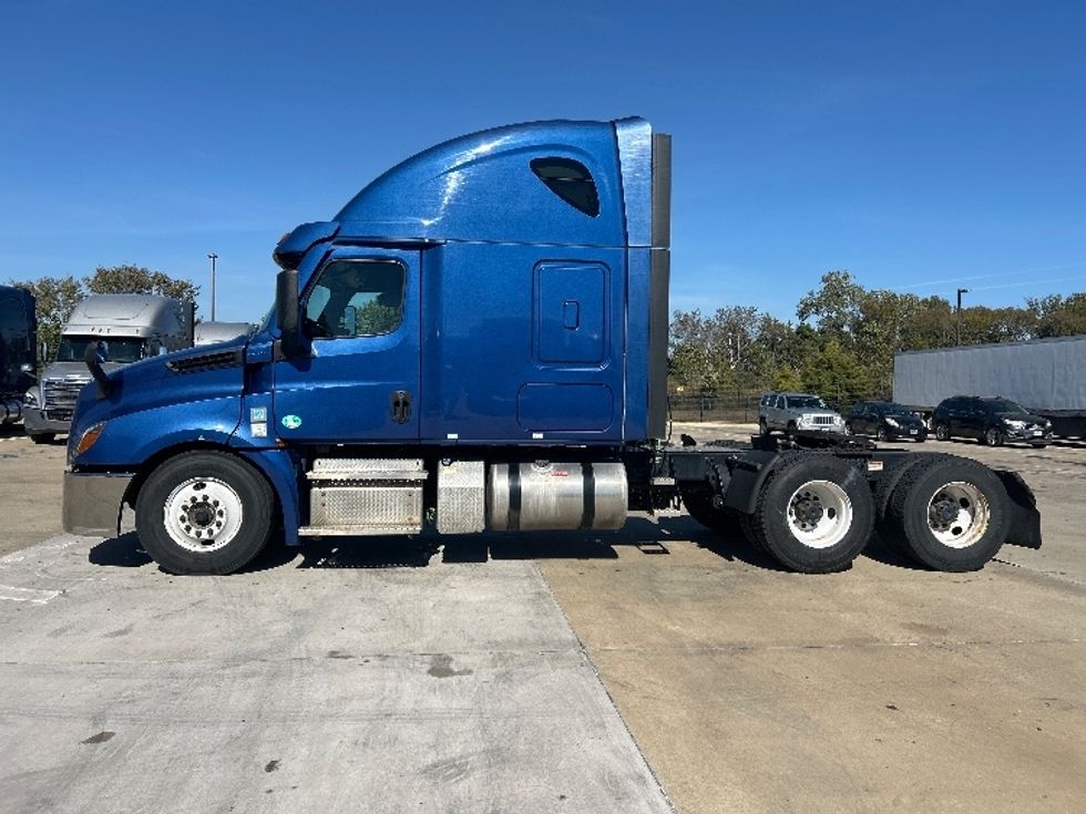Sleeper Tractor-Heavy Duty Tractors-Freightliner-2020-T12664ST-Dallas-TX-642,432\n\t\tmiles-$ 52,750 - Image 4