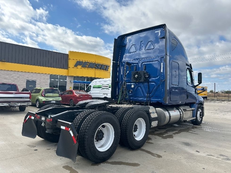Sleeper Tractor-Heavy Duty Tractors-Freightliner-2020-T12664ST-Dallas-TX-642,432\n\t\tmiles-$ 52,750 - Image 7