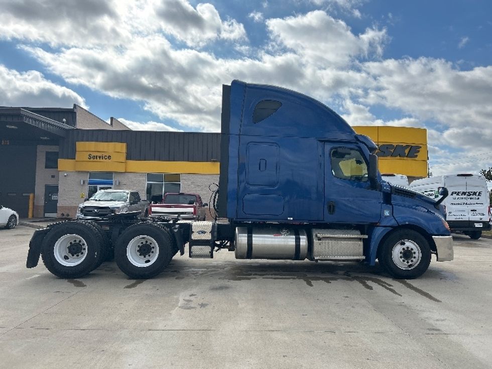 Sleeper Tractor-Heavy Duty Tractors-Freightliner-2020-T12664ST-Dallas-TX-642,432\n\t\tmiles-$ 52,750 - Image 8