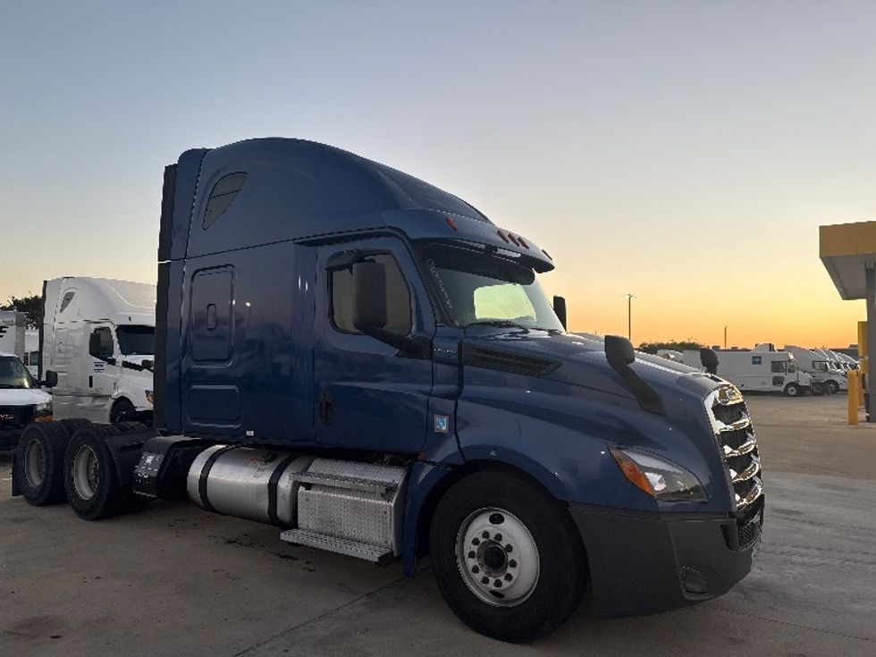 Sleeper Tractor-Heavy Duty Tractors-Freightliner-2020-T12664ST-Dallas-TX-661,898\n\t\tmiles-$ 52,000 - Image 1