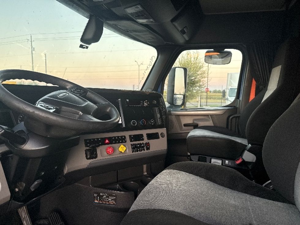 Sleeper Tractor-Heavy Duty Tractors-Freightliner-2020-T12664ST-Dallas-TX-661,898\n\t\tmiles-$ 52,000 - Image 10