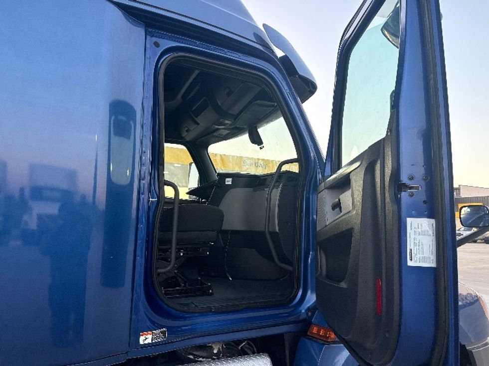 Sleeper Tractor-Heavy Duty Tractors-Freightliner-2020-T12664ST-Dallas-TX-661,898\n\t\tmiles-$ 52,000 - Image 12