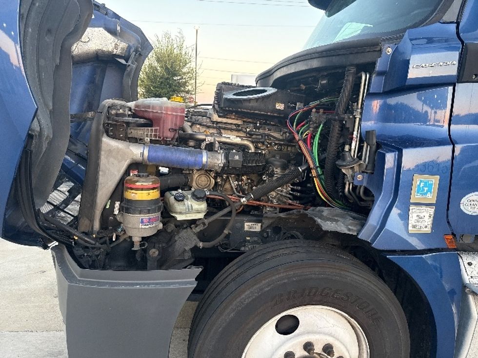 Sleeper Tractor-Heavy Duty Tractors-Freightliner-2020-T12664ST-Dallas-TX-661,898\n\t\tmiles-$ 52,000 - Image 19