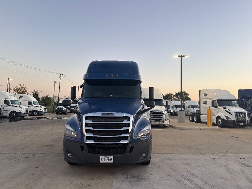 Sleeper Tractor-Heavy Duty Tractors-Freightliner-2020-T12664ST-Dallas-TX-661,898\n\t\tmiles-$ 52,000 - Image 2
