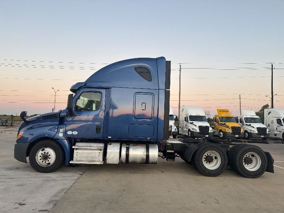 Sleeper Tractor-Heavy Duty Tractors-Freightliner-2020-T12664ST-Dallas-TX-661,898\n\t\tmiles-$ 52,000 - Image 4