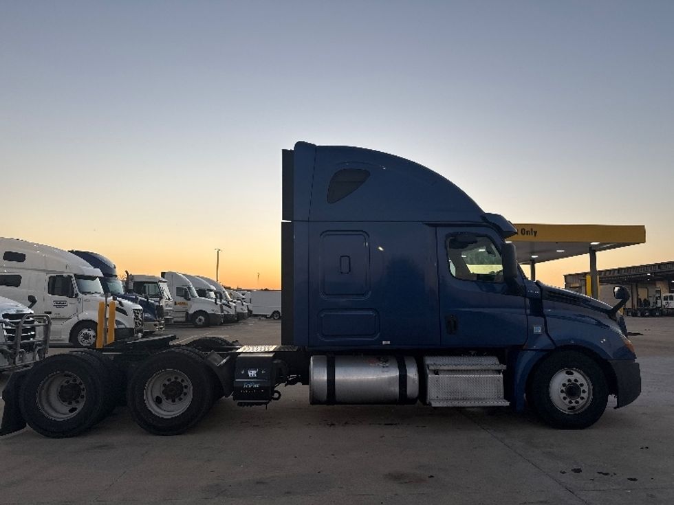 Sleeper Tractor-Heavy Duty Tractors-Freightliner-2020-T12664ST-Dallas-TX-661,898\n\t\tmiles-$ 52,000 - Image 8
