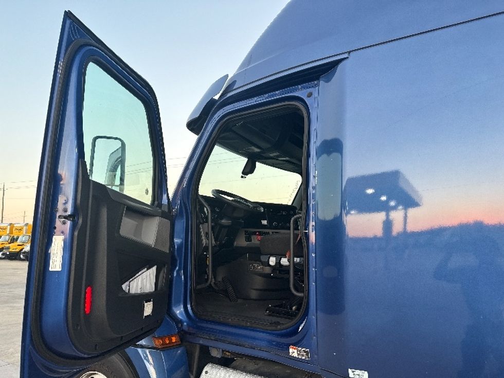 Sleeper Tractor-Heavy Duty Tractors-Freightliner-2020-T12664ST-Dallas-TX-661,898\n\t\tmiles-$ 52,000 - Image 9