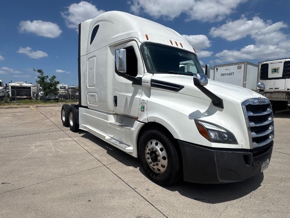 Sleeper Tractor-Heavy Duty Tractors-Freightliner-2020-T12664ST-Dallas-TX-690,006\n\t\tmiles-$ 43,000 - Image 1