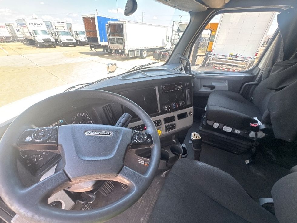 Sleeper Tractor-Heavy Duty Tractors-Freightliner-2020-T12664ST-Dallas-TX-690,006\n\t\tmiles-$ 43,000 - Image 10